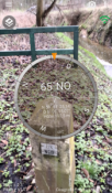 Grenzstein 224: Da Smartphone = GPS = Kamera mit der Kompass-App fotografiert