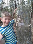 Fiete am Grenzstein: Heute auf der Radtour gefunden.
