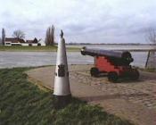 Grenspaal met kanon dikke wertha